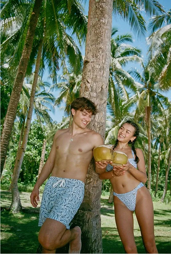On Kelly (left) : Men’s Swim Shorts / II Pesce, On Ashley (right) : Jasmine Top and Giana Bottoms /  II Pesce